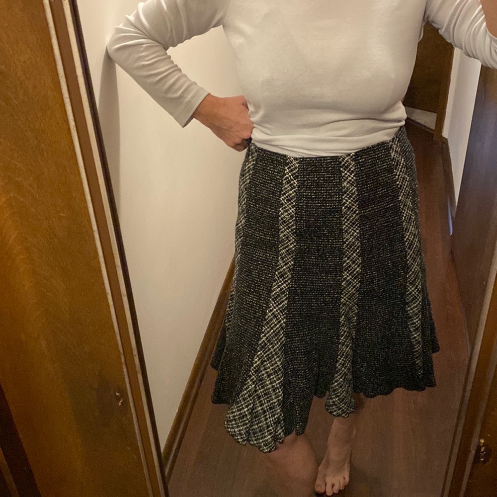 ELLEN TRACY fit and flare skirt. Size US 8. Beautiful black and white wool.